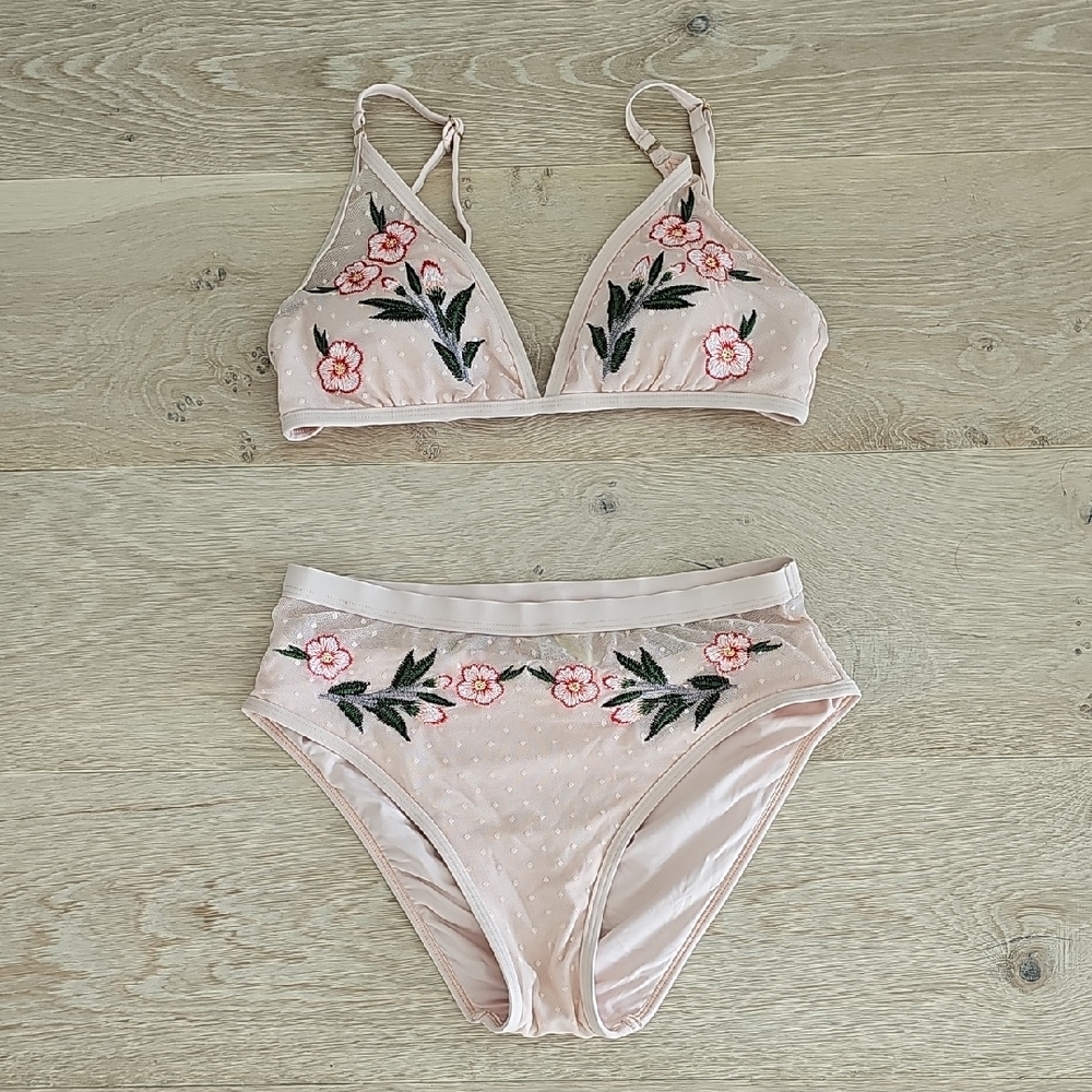 NWOT Gianni Bini Floral Embroidered Bikini Set